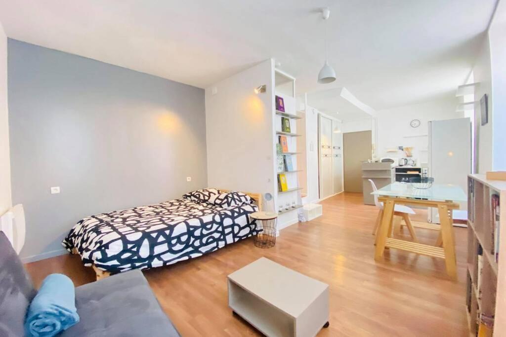 Studio De Charme Apartment Laon Bagian luar foto