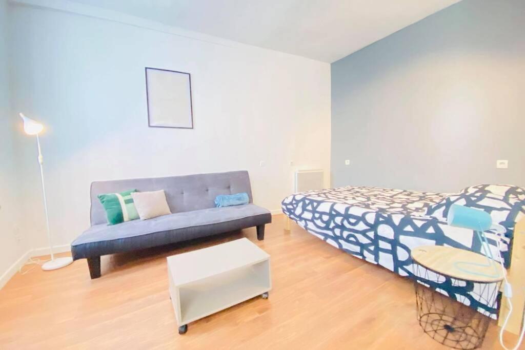 Studio De Charme Apartment Laon Bagian luar foto