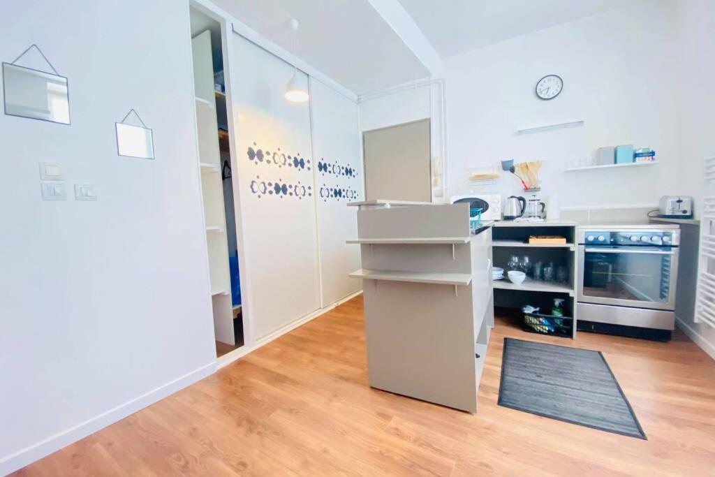 Studio De Charme Apartment Laon Bagian luar foto